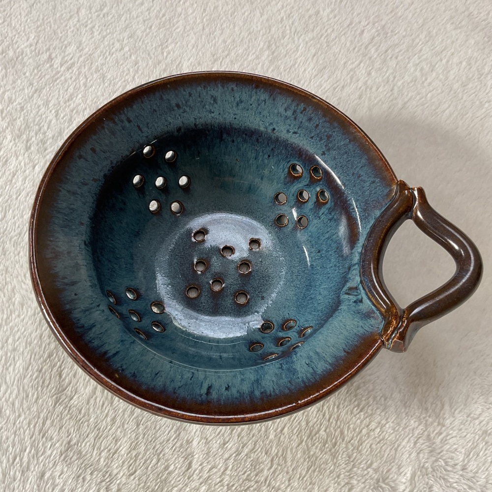 TB Pots Maine Studio Pottery Berry Bowl Colander Blue Drip Glaze 7” Handmade - Picture 4 of 11